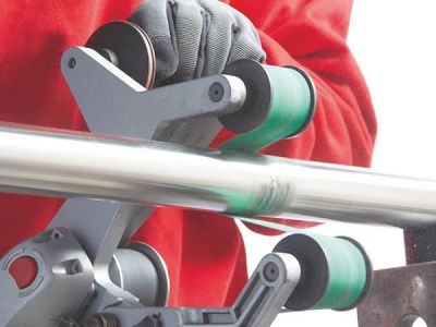 Xử lý bề mặt kim loại trước khi đánh bóng xi mạ