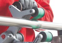 Xử lý bề mặt kim loại trước khi đánh bóng xi mạ